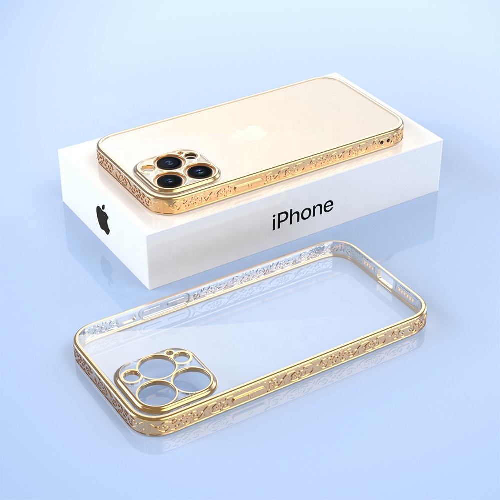 Marco Polo Kleverig Kritiek iPhone 13 hoesje met 3D metallic opdruk - Goud - Smartphonica