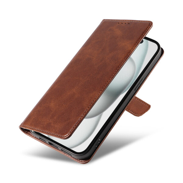 Iphone 15 Plus leren telefoonhoesje bookcase met pasjeshouder en magnetische lipje (4) donkerbruin
