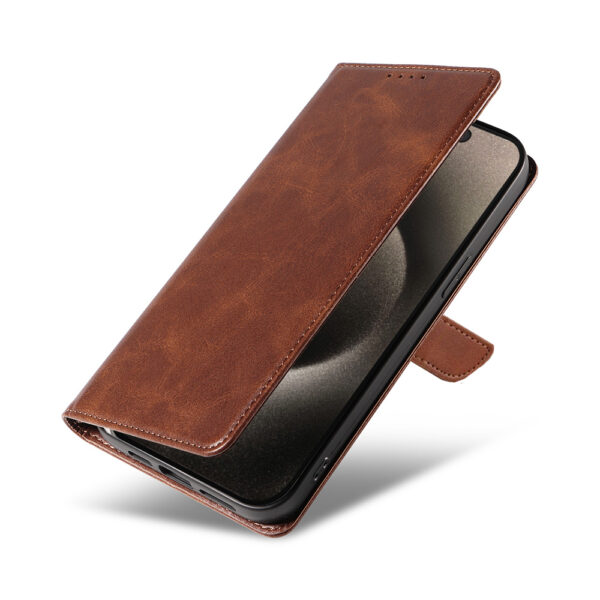 Iphone 15 Pro Max leren telefoonhoesje bookcase met pasjeshouder en magnetische lipje (4) donkerbruin