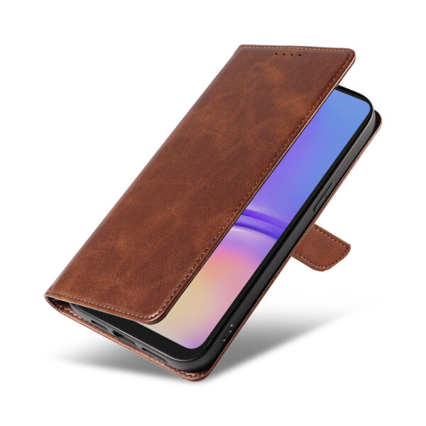 Samsung Galaxy A05 leren telefoonhoesje bookcase met pasjeshouder en magnetische lipje (4) donkerbruin