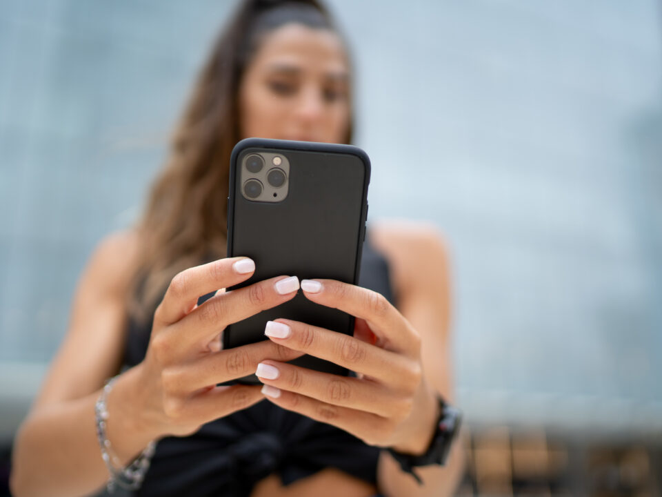 Persoon gebruikt haar nieuwe iphone 17